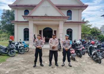 Personil Polsek Ngabang Laksanakan Kegiatan Pengamanan Di Gereja GKBI El Shaddai Situasi Terpantau Kondusif