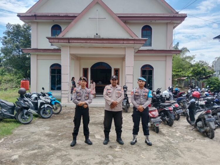 Personil Polsek Ngabang Laksanakan Kegiatan Pengamanan Di Gereja GKBI El Shaddai Situasi Terpantau Kondusif