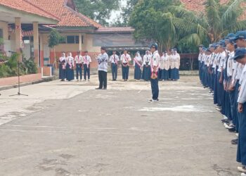 Kapolsek Cikarang Timur Jadi Pembina Upacara di SMPN 2 Cikarang Timur, Beri Pesan Penting untuk Siswa