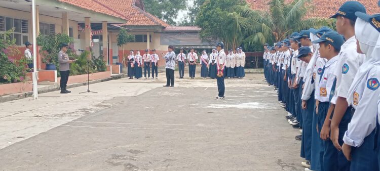 Kapolsek Cikarang Timur Jadi Pembina Upacara di SMPN 2 Cikarang Timur, Beri Pesan Penting untuk Siswa