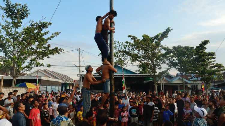 Kaperwil Media TNI – Polri KalimantanTengah Adakan Panjat Pinang