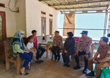 Kapolres Metro Bekasi Gelar Bakti Kesehatan, Serahkan Kursi Roda untuk Warga Cibening