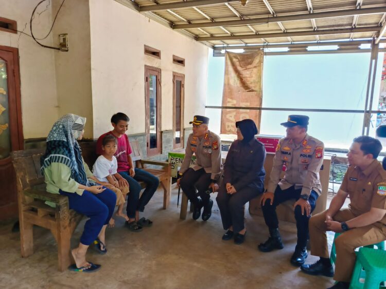 Kapolres Metro Bekasi Gelar Bakti Kesehatan, Serahkan Kursi Roda untuk Warga Cibening