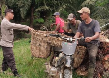 Bhabinkamtibmas Sambang Desa Binaan Dan Sampaikan Pesan Kamtibmas