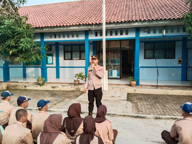 Polsek Cibarusah Polres Metro Bekasi Gelar Police Go To School, Berikan Himbauan kepada Siswa SMK1N Cibarusah