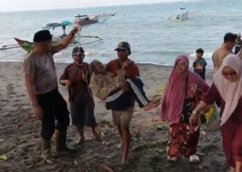 Aksi Kemanusiaan Polsek Pematang Sawa, Selamatkan Perahu Bawa Pasien Sakit yang Mogok 1 Jam di Tengah Laut