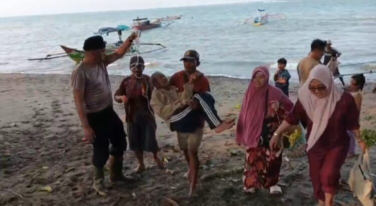 Aksi Kemanusiaan Polsek Pematang Sawa, Selamatkan Perahu Bawa Pasien Sakit yang Mogok 1 Jam di Tengah Laut