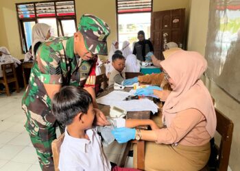 Babinsa Sambi Dampingi Imunisasi, Anak-Anak Jadi Lebih Berani Disuntik