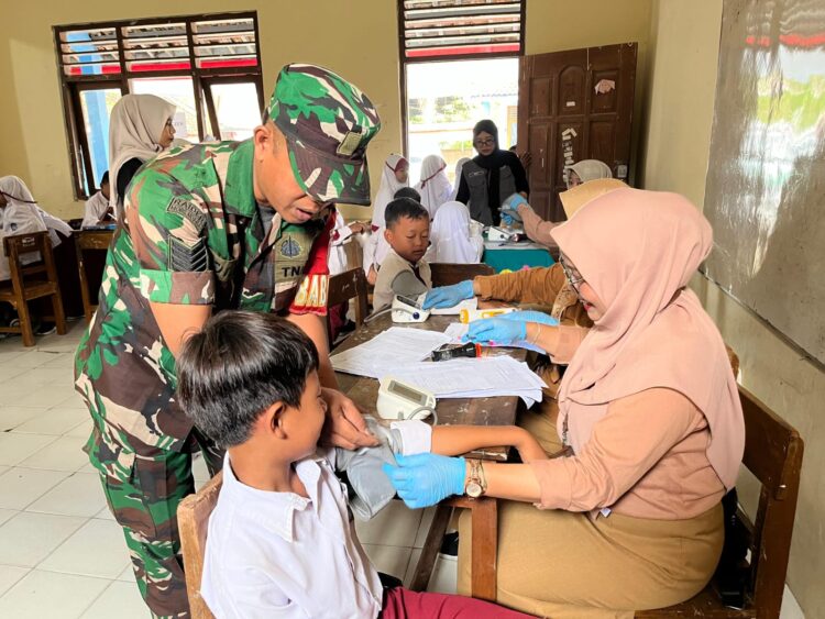 Babinsa Sambi Dampingi Imunisasi, Anak-Anak Jadi Lebih Berani Disuntik