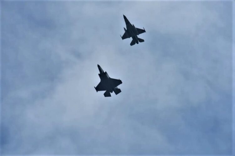 Aksi F-16 TNI AU dan F-35 RAAF Jalani Latihan Dissimilar Basic Fighter Maneuver