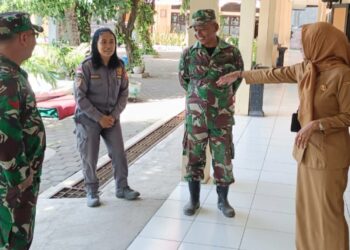 Babinsa Kratonan ngobrol santai dengan kepala sekolah di sela kegiatan belajar mengajar