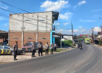 Polsek Cibarusah Polres Metro Bekasi Gelar Penyekatan Antisipasi Massa Demo ke Jakarta