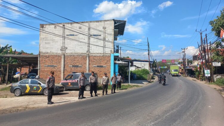 Polsek Cibarusah Polres Metro Bekasi Gelar Penyekatan Antisipasi Massa Demo ke Jakarta