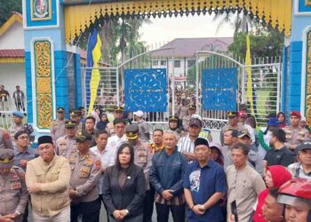 Takut Hadapi Massa Ketua DPRD Deliserdang Kembali di demo ( AMPK) perjalanan Dinas 1,1 M, mobil Dinas 4M