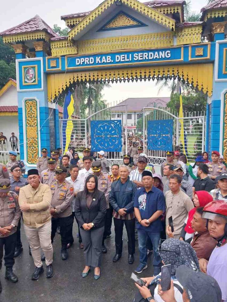 Takut Hadapi Massa Ketua DPRD Deliserdang Kembali di demo ( AMPK) perjalanan Dinas 1,1 M, mobil Dinas 4M