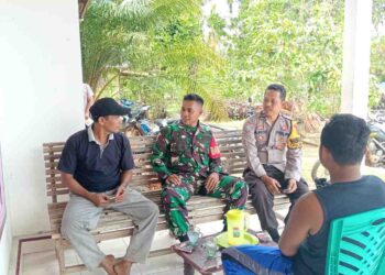 Perkuat Sinergi, Babinsa dan Bhabinkamtibmas Gelar Komsos Bersama Warga Desa Sungai Bulian