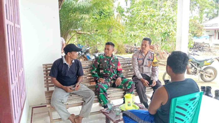 Perkuat Sinergi, Babinsa dan Bhabinkamtibmas Gelar Komsos Bersama Warga Desa Sungai Bulian