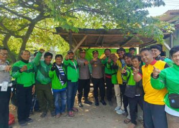 Jumat Berkah: Polsek Cikarang Timur Salurkan Bantuan Sembako untuk Pengemudi Ojek Online