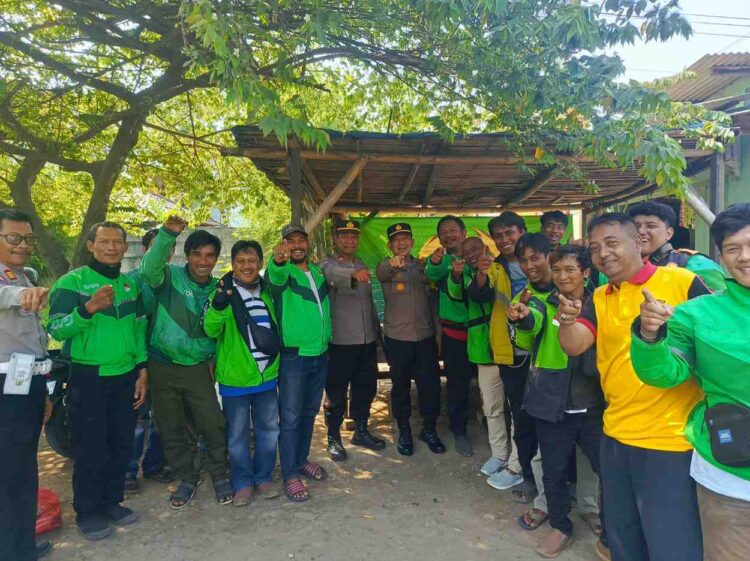 Jumat Berkah: Polsek Cikarang Timur Salurkan Bantuan Sembako untuk Pengemudi Ojek Online