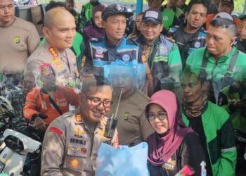 Kapolres Metro Bekasi Bagikan Sembako untuk Komunitas Ojol di Cikarang Selatan, Ajak Jaga Kondusifitas di Wilayah Kabupaten Bekasi