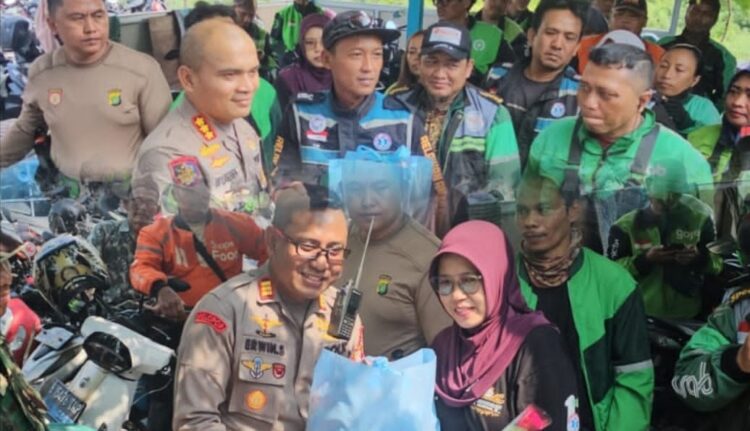 Kapolres Metro Bekasi Bagikan Sembako untuk Komunitas Ojol di Cikarang Selatan, Ajak Jaga Kondusifitas di Wilayah Kabupaten Bekasi