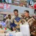 Tinjau Pasar Palimo Palembang, Mendagri dan Mentan Pastikan Distribusi Beras SPHP Lancar dan Terjangkau