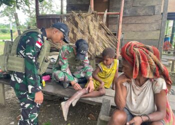 Satgas Yonif 131/Brajasakti Berikan Pelayanan Kesehatan ke Rumah Warga Kampung Pitewi Perbatasan Papua
