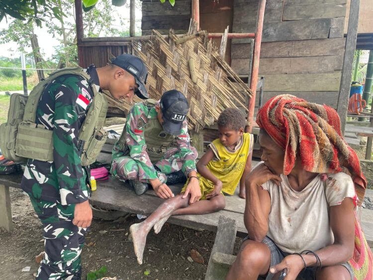 Satgas Yonif 131/Brajasakti Berikan Pelayanan Kesehatan ke Rumah Warga Kampung Pitewi Perbatasan Papua