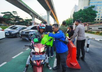 Buruh KSPSI dan Polri Adakan Bakti Sosial, Ratusan Paket Sembako Dibagikan kepada Warga