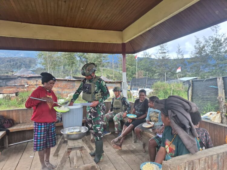 Makan Bareng di Ujung Negeri! Satgas Yonif 700/WYC dan Warga Eronggobak Pererat Kebersamaan di Meja Makan