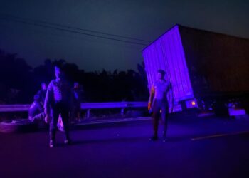 Kesigapan Samapta Polres Mesuji Bantu Supir Truk Mogok di Jalan