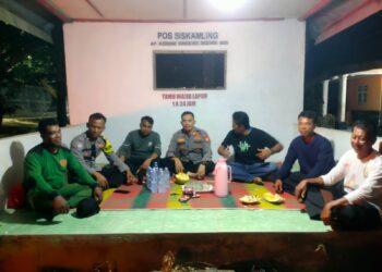 Kapolsek Muara Gembong Gelar “Ngopi Kamtibmas” Bersama Tokoh Masyarakat Kampung Kedung Cinde   