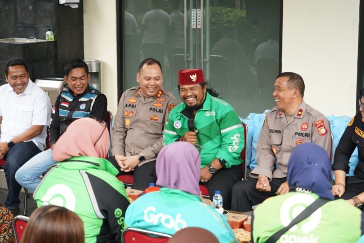 Kamtibmas, Polres Metro Bekasi dan Komunitas Ojol Jalin Kebersamaan Lewat Kegiatan Sosial