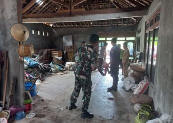 Rumah Warga Pojok Nyaris Ludes Terbakar, Babinsa & Warga Sigap Padamkan Api