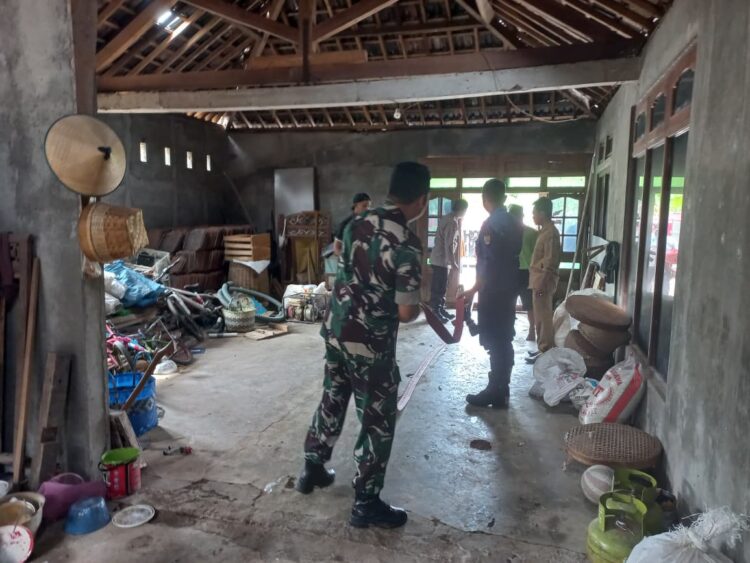 Rumah Warga Pojok Nyaris Ludes Terbakar, Babinsa & Warga Sigap Padamkan Api