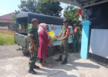 Babinsa Salurkan Beras Murah, Warga Merangin Antusias Sambut Program Pemerintah