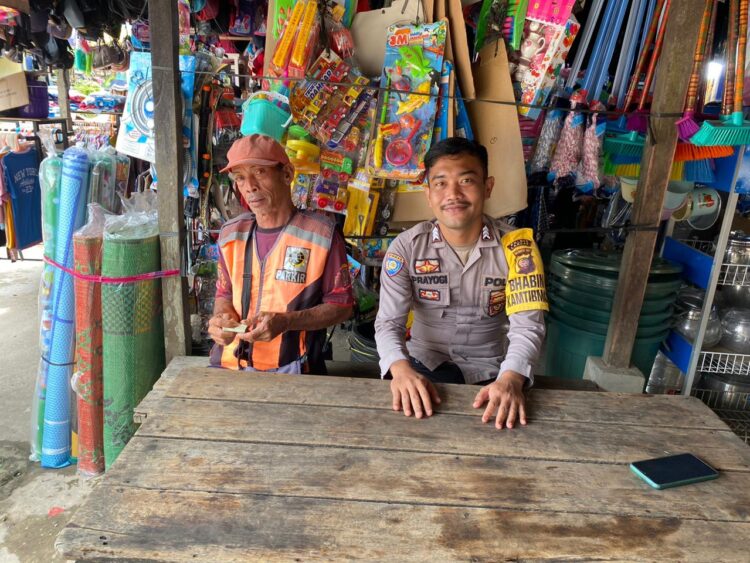 Wujudkan kehadiran Polisi ditengah masyarakat, personil Polsek Mempawah Hulu Sambangi Warga.