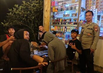 Patroli Malam Polsek Menjalin, Ajak Warga Jaga Kamtibmas Yang Kondusif