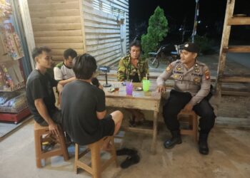 Patroli Malam: Polisi Sapa Warga Nongkrong, Suasana Jadi Aman & Akrab