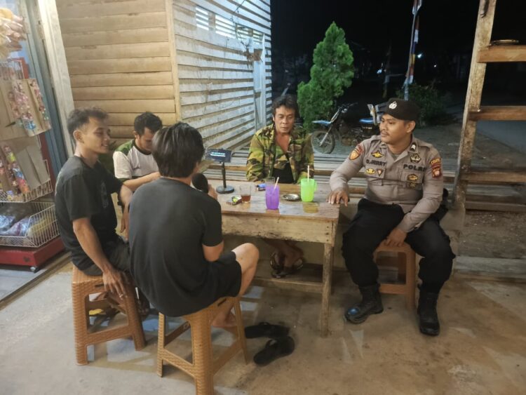 Patroli Malam: Polisi Sapa Warga Nongkrong, Suasana Jadi Aman & Akrab
