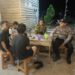 Patroli Malam: Polisi Sapa Warga Nongkrong, Suasana Jadi Aman & Akrab