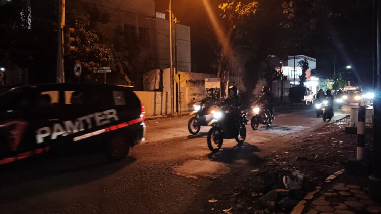 Ciptakan Keamanan Anggota TNI Bersama FKPPI, Banser Dan Kokam Melaksanakan Patroli
