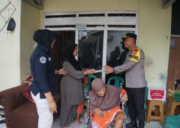 Bakti Sosial Polres Metro Bekasi, Kursi Roda Jadi Harapan Baru bagi Lansia Yang Patah Tulang Panggul