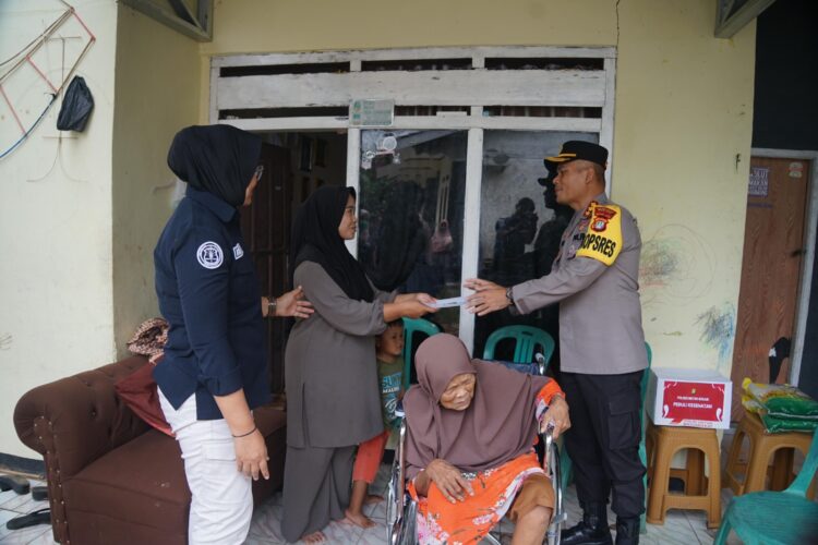 Bakti Sosial Polres Metro Bekasi, Kursi Roda Jadi Harapan Baru bagi Lansia Yang Patah Tulang Panggul