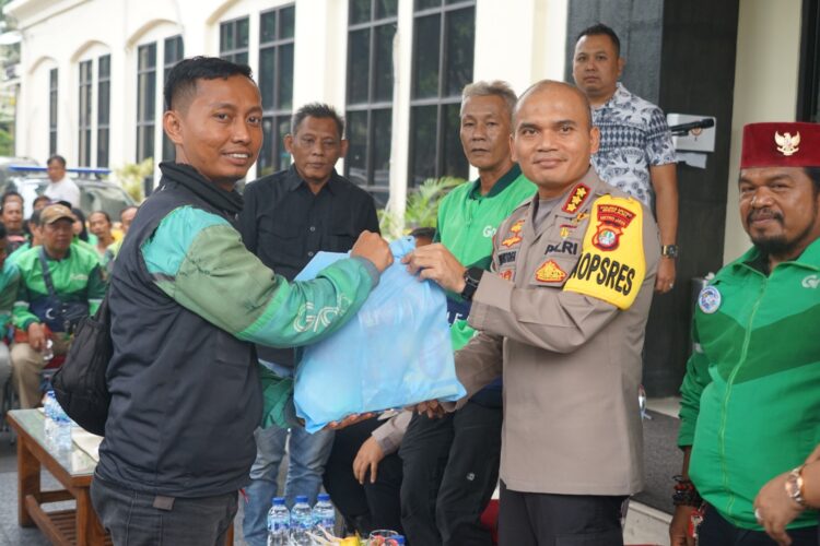 Metro Bekasi Gelar Jum’at Peduli, Berikan Sembako & Layanan Kesehatan Gratis untuk Komunitas Ojol