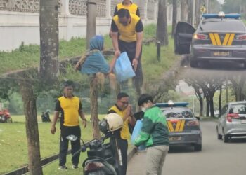 Kapolsek Cikarang Selatan Bagikan Sembako untuk Pemulung dan Driver Ojek Online