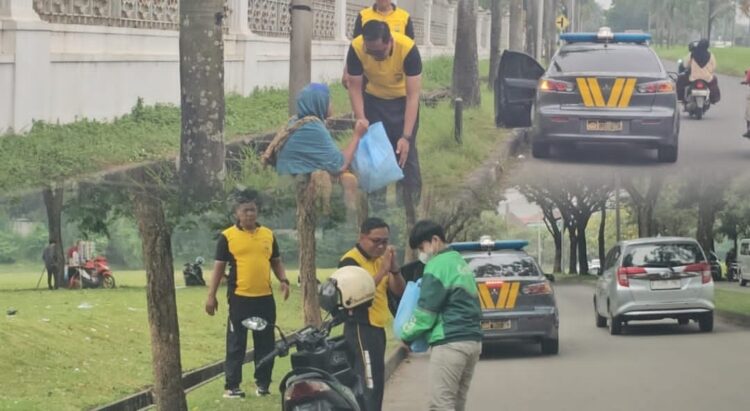 Kapolsek Cikarang Selatan Bagikan Sembako untuk Pemulung dan Driver Ojek Online