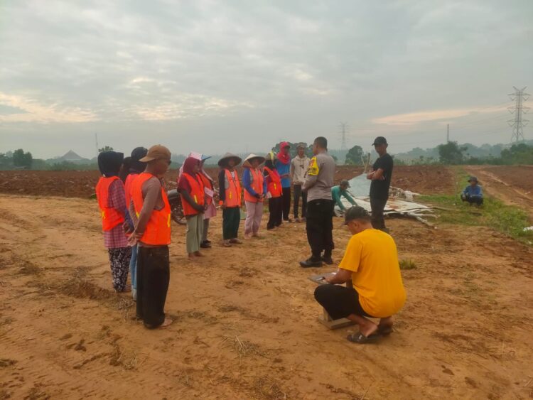 Polsek Cikarang Pusat Dukung Ketahanan Pangan Polda Metro Jaya dengan Penanaman Jagung di Desa Sukamahi   