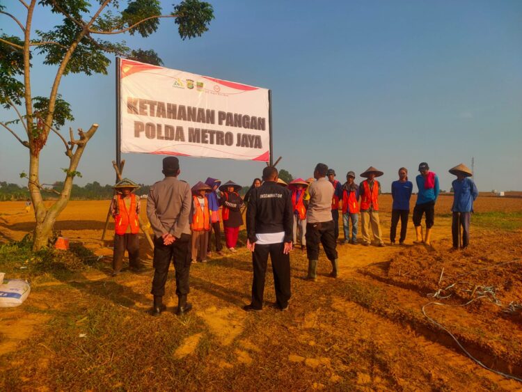 Polsek Cikarang Pusat Monitoring Persiapan Penanaman Jagung Program Ketahanan Pangan Polda Metro Jaya