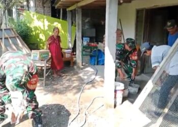 Babinsa Sigap Bantu Perbaiki Rumah Warga Penerima Bantuan Bedah Rumah